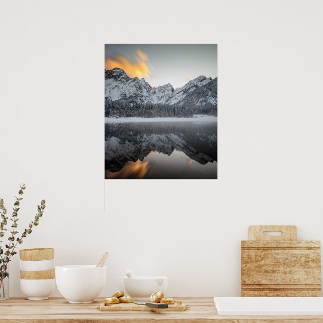 Poster Nuvens do pôr do sol sobre montanhas no Lago Fusin (Cozinha)