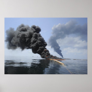 Poster Nuvens escuras de fumaça e fogo emergem