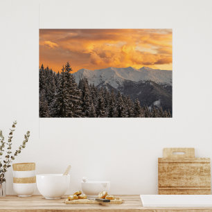 Poster Nuvens laranja sobre montanhas e floresta de abeto