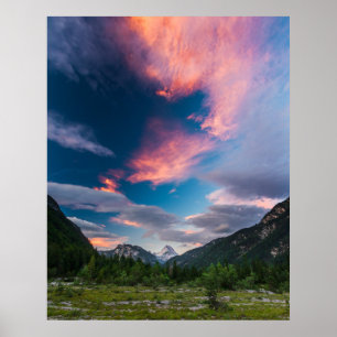 Poster Nuvens maravilhosas do pôr do sol sobre a montanh