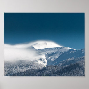 Poster Nuvens nebulosas sobre a montanha nevada Snežnik,