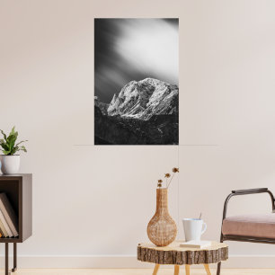 Poster Nuvens nebulosas sobre as montanhas em preto e bra