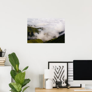 Poster Nuvens nebulosas sobre as montanhas na ilha da Mad