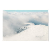 Nuvens que se desfazem sobre as montanhas da flore