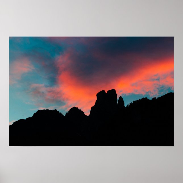 Poster Nuvens queimando sobre as montanhas (Frente)