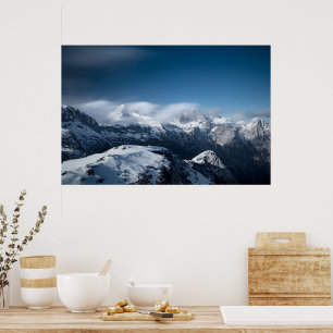 Poster Nuvens rolando acima de montanhas nevadas