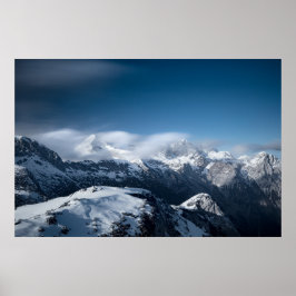 Poster Nuvens rolando acima de montanhas nevadas