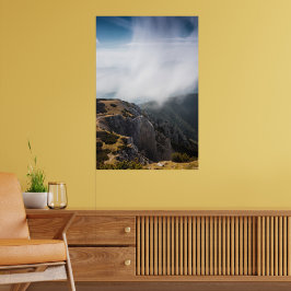 Poster Nuvens rolando sobre montanhas
