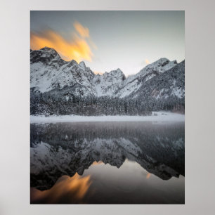 Poster Nuvens solares sobre montanhas no lago Fusine, Itá
