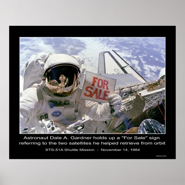 Poster O astronauta Dale A. Gardner segura o sinal "Para  (Frente)