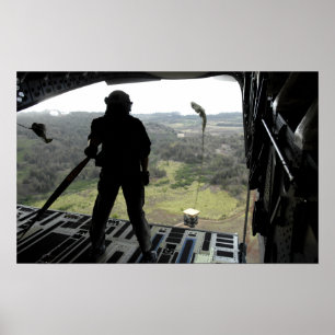 Póster O aviador olha um pacote da prática cair