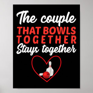 Poster O Casal Que Joga Boliche Junto Permanece Junto Bow