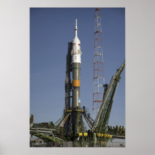 Póster O foguete de Soyuz é erigido na posição