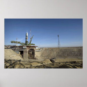 Póster O foguete de Soyuz é erigido na posição 2