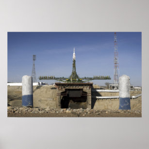Poster O foguete Soyuz é erguido em posição