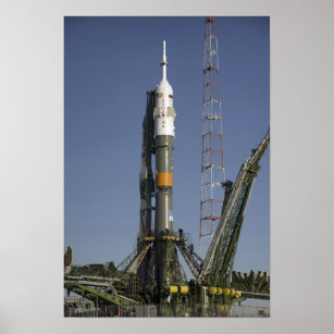 Póster O foguete Soyuz é erguido em posição