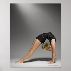 Poster O gymnast fêmea que estica, estúdio disparou em