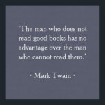 Poster O homem que não lê bons livros<br><div class="desc">O homem que não lê bons livros não tem vantagem sobre o homem que não pode lê-los. —Mark Twain</div>