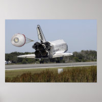 O ônibus espacial Atlantis desfaz sua calha de arr