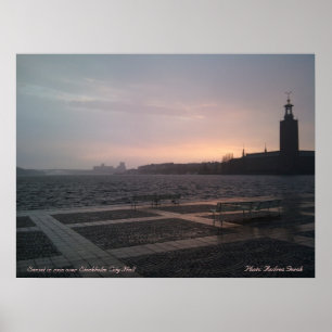 Poster O pôr do sol na chuva sobre a Prefeitura de Estoco