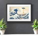 Poster O Rapto De Excelentes De Kanagawa Hokusai Remix<br><div class="desc">O rapto de Excelente de Kanagawa Hokusei Remix. O famoso The Excelente Wave do impressão de bloco de madeira Kanagawa ukiyo-e por Hokusai de um tsunami por Fuji, com um novo elemento. Um dos homens dos barcos a remos está sendo sequestrado por um grande disco voador azul. O OVNI dispara...</div>