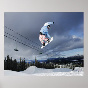 Póster O Snowboarder que salta no meio do ar que faz uma