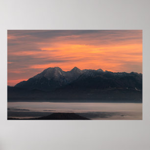 Poster O sol nasce atrás das montanhas majestosas