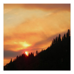 Póster O Sunset Fumaça sobre as montanhas...