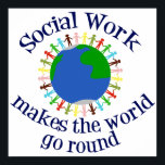 Poster O Trabalho Social Faz O Mundo Avançar<br><div class="desc">O trabalho social faz com que o mundo gira em torno de uma citação inspiradora. Um belo presente de assistente social com uma mensagem excelente com pessoas unidas em mãos à volta da Terra. Belo design de serviços sociais.</div>