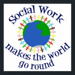 Poster O Trabalho Social Faz O Mundo Avançar<br><div class="desc">O trabalho social faz com que o mundo gira em torno de uma citação inspiradora. Um belo presente de assistente social com uma mensagem excelente com pessoas unidas em mãos à volta da Terra. Belo design de serviços sociais.</div>