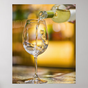 Póster O vinho branco é derramado da garrafa no