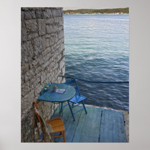 Póster Oceanside sentado para dois no pequeno café ao ar