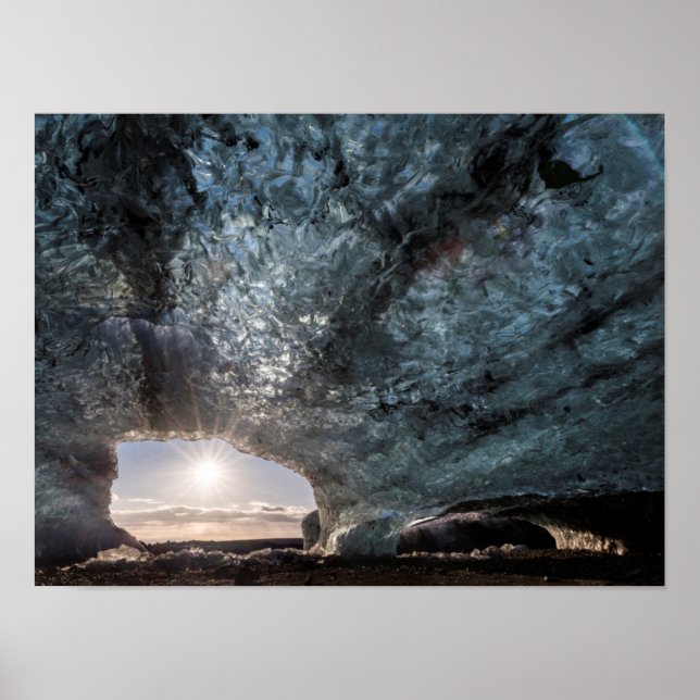 Póster Olhando para fora de uma caverna de gelo, Islândia (Frente)