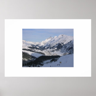 Póster Olhando para uma pequena aldeia alpina