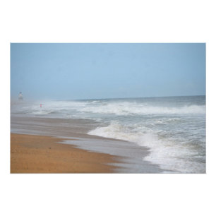 Póster Ondas oceânicas caem na praia por um farol