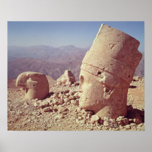 Póster Opinião uma cabeça colossal e uma águia