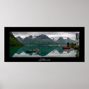 Poster Os barcos com reflexão em um lago enegrecem o