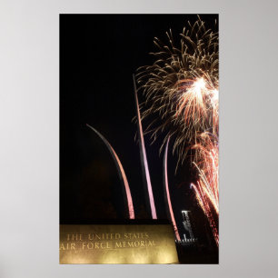 Póster Os fogos-de-artifício iluminam acima o memorial d