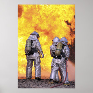 Póster Os sapadores-bombeiros extinguem um fogo de aviõe