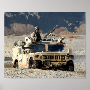 Poster Os soldados conduzem um HMMWV através de um rio