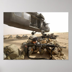 Poster Os soldados desmontam um helicóptero preto do