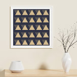 Poster Padrão de triângulo simples em Cinzas Douradas e d<br><div class="desc">Padrões geométricos mínimos modernos de triângulos em cinzas de carvão e uma bonito cor amarela ouro. Basta clicar em personalizar para alterar a cor de fundo ou para adicionar texto ou imagens. Contacte-me com quaisquer perguntas ou pedidos.</div>