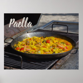 Poster Paella é cozida em um presente de grelhador para o