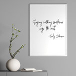 Poster Palavras de Encorajamento Citação do Livro de Auto<br><div class="desc">"Dizer nada às vezes diz mais" - uma citação de Emily Dickinson em uma simples tipografia de escrita moderna em preto e branco.</div>