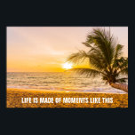 Poster Palma de Coco Sunset na Praia<br><div class="desc">Linda palma de coco em uma praia tropical ao pôr do sol sobre o oceano,  esta poster é uma extraordinária adição à decoração de qualquer quarto. Apresenta as palavras "A vida é feita para momentos como este" ou qualquer texto que você escolheu ou deixa vazio.</div>
