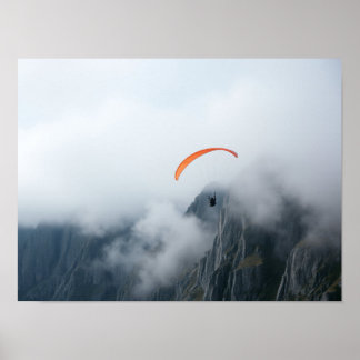 Poster Parapente Planando Sobre Penhasco Nebuloso de Mont