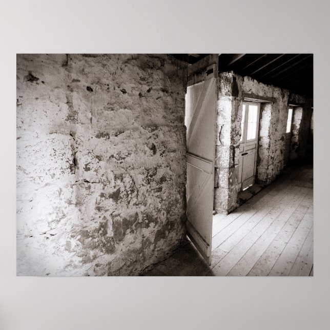 Poster Parede de pedra russa com porta aberta (Frente)