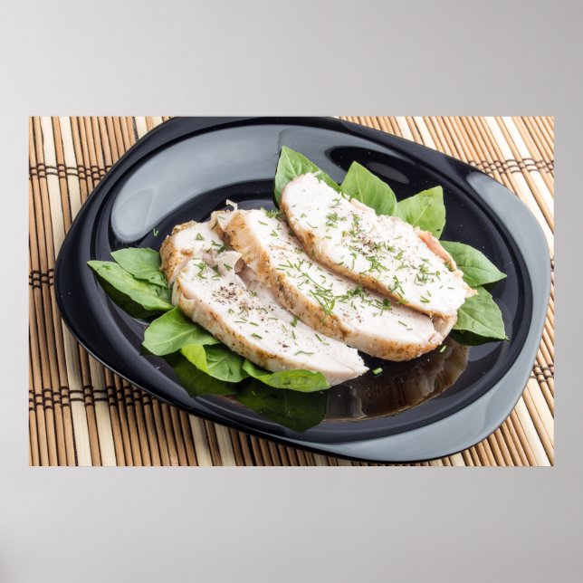 Póster Pedaços cozidos de carne de frango numa placa pret (Frente)