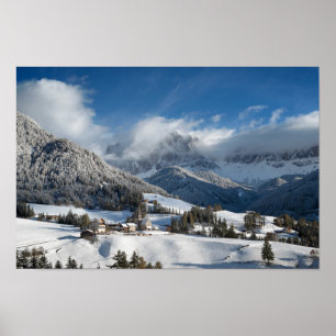 Poster Pequena vila com montanhas Dolomites na neve