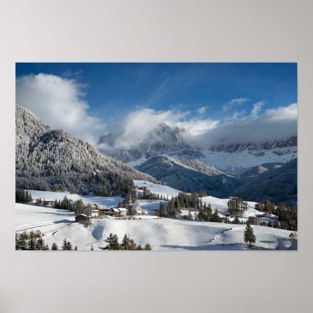 Poster Pequena vila com montanhas Dolomites na neve (Frente)